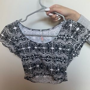 Brand-Unknown Size: XS Type: Deep crew neck crop top!
